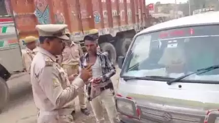 तिर्वा: तिर्वा कस्बे में TSI ने चलाया वाहन चेकिंग अभियान, 10 वाहनों के काटे चालान, कई को किया जागरूक