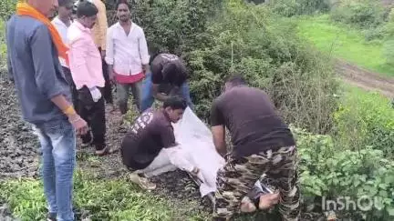 नांदुरा: नांदुरा रेल्वे स्टेशन जवळ ३५ वर्षीय एका अनोळखी इसमाचा धावत्या रेल्वे इंजिन समोर येऊन मृत्यू