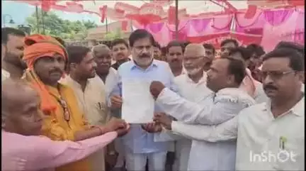 गढ़वा: पेशका को प्रखंड का दर्जा दिलाने की मांग को लेकर धरना, मुख्यमंत्री को ज्ञापन सौंपा, विधायक भी हुए शामिल