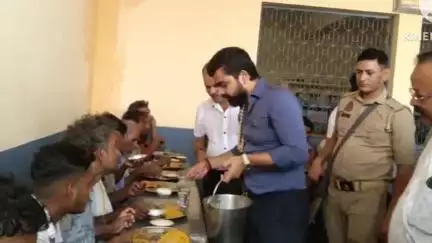 सिरसागंज: पर्यटन मंत्री के सुपुत्र, जिला पंचायत अध्यक्ष प्रतिनिधि नगर में अपनी रसोई पर पहुंचे, गरीब व जरूरतमंदों को कराया भोजन