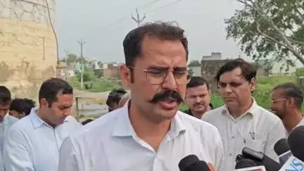 नूह: नूंह शहर में उपायुक्त विश्राम कुमार मीणा ने जलभराव की स्थिति का निरीक्षण किया
