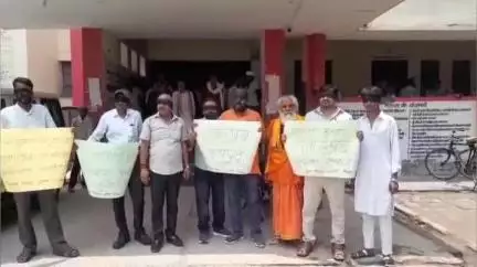 फतेहपुर: तालाबों में कब्जे को लेकर युवाओं ने आंखों में काली पट्टी बांधकर अधिकारियों को जगाने का प्रयास किया, 1100 तालाब में कब्जा