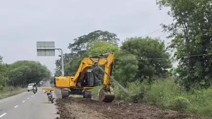 शामगढ़: शामगढ़-गरोठ रोड पर JCB पर विद्युत तार गिरने से करंट लगा