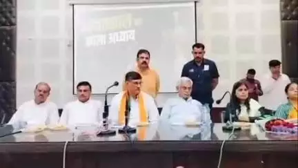 भिवानी: भिवानी पंचायत भवन में मनीष ग्रोवर ने प्रधानमंत्री मोदी के 'एक पेड़ मां के नाम' अभियान के तहत पौधा रोपा