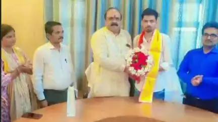 सफीपुर: रेल हादसा टालने वाले छात्र सृजन मिश्रा को चेयरमैन ने किया सम्मानित, बैंक ऑफ इंडिया भी कर चुका है