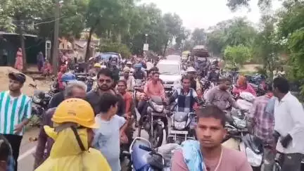 बलौदा: आंधी-तूफान में विशाल पेड़ सड़क पर गिरा, सड़क की दोनों ओर जाम, पेड़ हटाने की कवायद जारी, कमरीद गांव का मामला