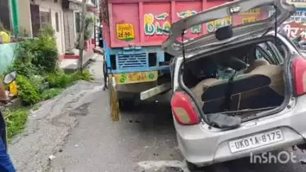 रानीखेत: शक्ति चौक के समीप सड़क किनारे खड़े ट्रक में जा घुसी कार, घायल की गंभीर स्थिति को देखते हुए हायर सेंटर किया रेफर