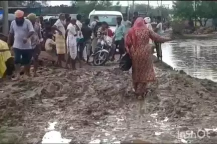 बड़ौदा: आजादी के 75 साल बाद भी भैरूखेड़ी में नहीं मिल रही मूलभूत सुविधाएं, दलदल में डूबा गांव का विकास। 
#Jansamasya