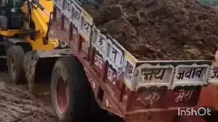 त्योंथर: त्यौंथर में मिट्टी ढो रहा ट्रैक्टर पलटा, ड्राइवर ने कूदकर बचाई जान, चौकी क्षेत्र का मामला
