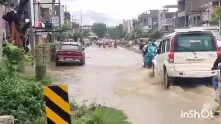 गढ़ी: गढ़ी-परतापुर क्षेत्र में तेज बारिश से घरों में पानी घुसा, नेशनल हाइवे 927 ए पर पानी की निकासी नहीं हुई