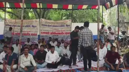 कटिहार: जिला मुख्यालय के समक्ष आवास कर्मियों की विभिन्न मांगों को लेकर तीन दिवसीय हड़ताल, बड़ी संख्या में कर्मी मौजूद