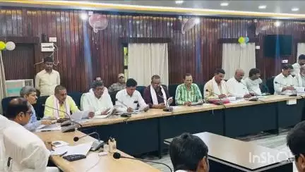 भभुआ: मुंडेश्वरी सभागार में जिला निर्वाचन पदाधिकारी सह DM ने मतदान केंद्रों के युक्तिकरण पर बैठक आयोजित की