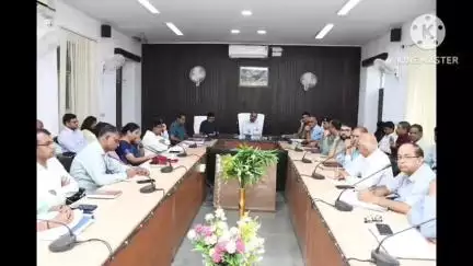सवाई माधोपुर: सवाई माधोपुर कलेक्ट्रेट सभागार में जिला कलक्टर ने कहा- सम्मानजनक व्यवहार व गुणवत्तापूर्ण सेवा प्रशासन की पहचान बने