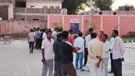 पडरौना: त्रिलोकपुर में आम तोड़ते समय पेड़ से गिरे युवक की इलाज के दौरान हुई मौत, परिजनों में मचा कोहराम, पीएम को लेकर तनाव