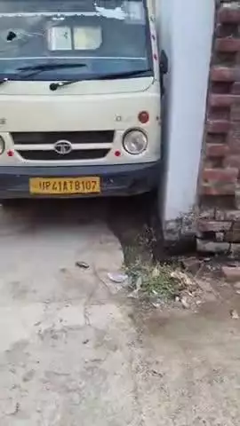 जलालपुर दादर में  आरो प्लांट की गाड़ी रोड पर खड़ी करते हैं जिससे आने-जाने में परेशानियों का सामना करना पड़ता है