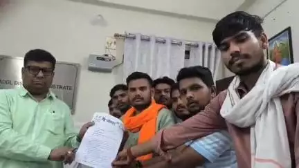 मुरैना नगर: मुरैना में एडीएम को ज्ञापन देकर लोगों ने गुना गैस त्रासदी में मृत गौसेवकों के परिजनों को ₹50 लाख की मदद देने की मांग की