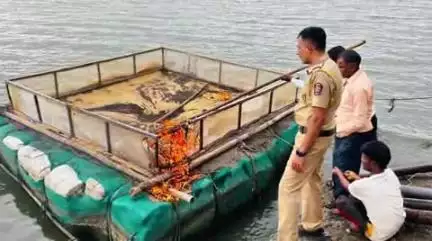 नांदेड: नांदेड ग्रामीण, लिंबगाव आणि कुंटूर पोलिसांनी अवैध रेती साठ्यावर छापे मारून अवैध रेती जप्त करून इंजीन व तराफे केले नष्ट