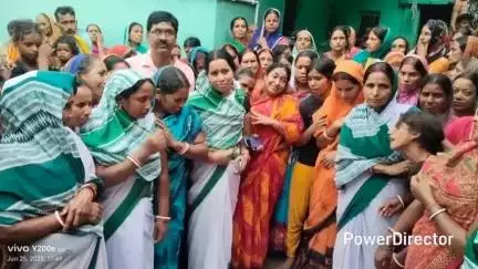 सारवां: खरवा गांव की सहिया की सर्पदंश से मौत,दुबे बाबा मंदिर ले गए ठीक नहीं होने पर अस्पताल पहुचाया जहां डॉ ने मृत घोषित कर दिया