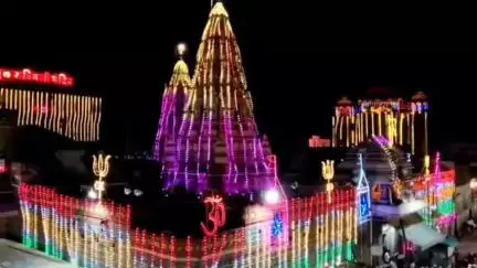 पंढरपूर: आषाढी वारीसाठी श्री विठ्ठल रुक्मिणी मंदिर परिसरात आठवड्याभराच्या अथक प्रयत्नानंतर आकर्षक विद्युत रोषणाई