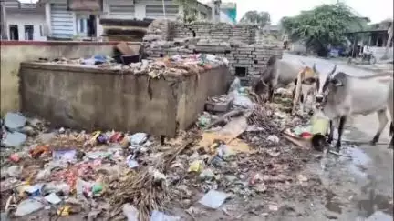 रामगंजमण्डी: खैराबाद में सफाई व्यवस्था ठप, परेशान लोगों ने खण्ड विकास अधिकारी को पंचायत समिति में सौंपा ज्ञापन