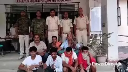 कहरा: उत्पाद पुलिस ने छापेमारी कर 3 कारोबारियों और 4 शराबियों को किया गिरफ्तार, सहरसा कोर्ट में पेश किया