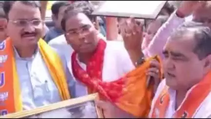 हिण्डौन: उपमुख्यमंत्री प्रेमचंद बेरवा का जिले की सीमा सलेमपुर पर विधायक दर्शन सिंह गुर्जर सहित भाजपाइयों ने स्वागत किया