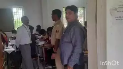 कुर्था: SBAN महाविद्यालय में BA परीक्षा को कदाचार मुक्त कराने के लिए प्रखंड शिक्षा पदाधिकारी ने किया निरीक्षण