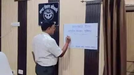 बिसवां: कसमंडा ब्लॉक कार्यालय पर सामूहिक हस्ताक्षर अभियान चलाकर आपातकाल के संबंध में की गई चर्चा