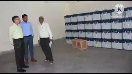 भिवानी: उपायुक्त महावीर कौशिक ने स्ट्रांग रूम का किया दौरा, EVM-VVPAT की निगरानी में राजनीतिक प्रतिनिधि रहे मौजूद