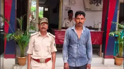 केवटी रनवे: धनुषी छतवन गांव में छापेमारी, नेपाली शराब के साथ एक धंधेबाज गिरफ्तार