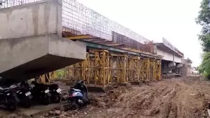 सागर: कैंट क्षेत्र में रेलवे गेट नंबर 26-27 पर बन रहा ओवरब्रिज लोगों के लिए मुसीबत, बारिश में रास्ता दलदल में तब्दील