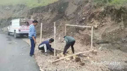 नैनीताल: नैनीबैंड-सेनिटोरियम बाईपास के संचालित होने के बाद बुधवार रात अराजक तत्वों ने कई फड़-खोखे तोड़ डाले