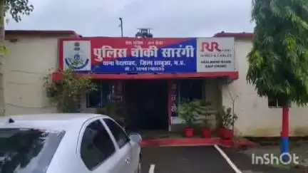 पेटलावद: पेटलावद पुलिस की बड़ी कार्रवाई, कार से भारी मात्रा में अवैध शराब जब्त, नाबालिग सहित एक आरोपी गिरफ्तार