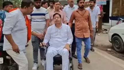 इटावा: भागवत आचार्य के सिर मुड़वाने और नाक रगड़ने के मामले में परीक्षित महिला ने ब्रह्मण महासभा संग SSP को सौंपा ज्ञापन