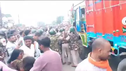 सिंगरौली: कचनी में सड़क हादसे में युवक की मौत के बाद हंगामा, पत्थरबाजी में टीआई घायल, ट्रक जलाने की कोशिश