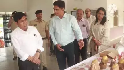आगर: संभागायुक्त ने किया जिला पंचायत आगर का निरीक्षण, महिला समूह की गोबर से बनी गणेश प्रतिमाओं की सराहना की