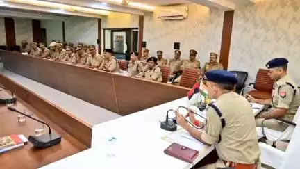 महाराजगंज: पुलिस लाइन सभागार में मासिक अपराध गोष्ठी का आयोजन, SP ने कानून व्यवस्था को लेकर दिए सख्त निर्देश