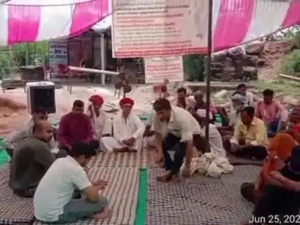 निवाई: बीसलपुर बांध पर अपनी मांगों को लेकर विस्थापितों के तृतीय दिवस धरने पर पहुंचे निवाई के किसान नेता