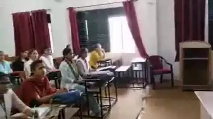 लालगंज: श्रीमती इंदिरा गांधी राजकीय कॉलेज लालगंज में आपातकाल दिवस पर संगोष्ठी का आयोजन, वक्ताओं ने डाला प्रकाश