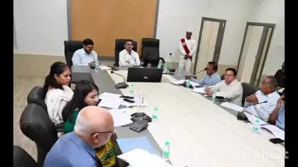 धार: धार में कलेक्टर की अध्यक्षता में ग्रामीण विकास योजनाओं की समीक्षा बैठक संपन्न, कलेक्टर ने दिए निर्देश