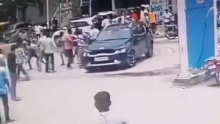 पिंडवाड़ा: सरुपगंज कस्बे के मीणावास पेट्रोल के पास 6 लोगों ने मिलकर एक युवक पर लाठी-डंडों से किया हमला, सीसीटीवी फुटेज हुआ जारी