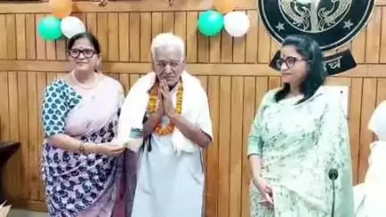 बहराइच: कलेक्ट्रेट परिसर में राष्ट्रीय आपातकाल लागू होने की 50वीं वर्षगांठ पर सम्मानित किए गए लोकतंत्र सेनानी और उनके आश्रित