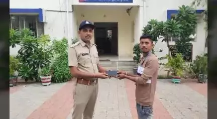 સાયલા: સાયલા પોલીસે CERI PORTAL મારફતે અરજદાર નો મોબાઇલ સુધી પરત કરવામાં આવ્યો