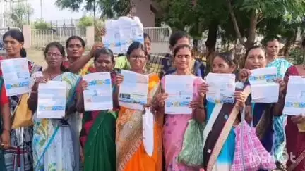 राळेगाव: स्मार्ट मीटर बदलून देण्याबाबत साचोरा येथील महिलांची वडकी वीज महावितरण कार्यालयावर धडक