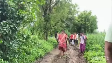 मिरज: मिरज तालुक्यातील बेडगेत रस्त्यावर चिखलाचे साम्राज्य, नागरिकांची तारेवरची कसरत; नागरिकांचा उपोषणाचा इशारा #jansamasya