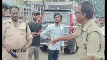 మంగళగిరి: తాడేపల్లిలో మాజీ సీఎం జగన్ మోహన్ రెడ్డి నివాసం వద్ద పెట్రోల్ పోసుకొని ఆత్మహత్యాయత్నానికి పాల్పడిన యువకుడు