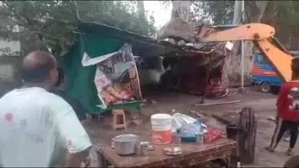ऋषिकेश: एम्स के आसपास अतिक्रमण पर नगर निगम और पुलिस प्रशासन ने संयुक्त रूप से की कार्रवाई, कई रेहड़ियां की गई जब्त