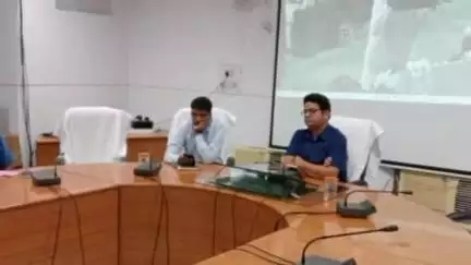 गोपद बनास: कलेक्टर कार्यालय में आपातकाल के 50 वर्ष पूरे होने पर अधिकारियों व कर्मियों को दिखाई गई लघु फिल्म