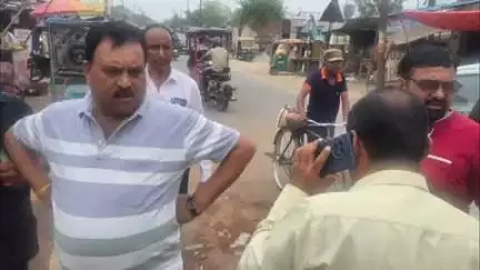 खुर्जा: खुर्जा के तेलिया घाट रेलवे फाटक पर ओवर ब्रिज के लिए हुई नापतोल, जाम से मिलेगी मुक्ति