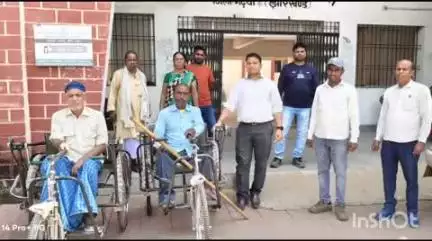 मेराल: मेराल प्रखंड मुख्यालय में मुख्यमंत्री दिव्यांगजन सशक्तीकरण योजना के तहत तीन दिव्यांगों को ट्राई साईकल दी गई